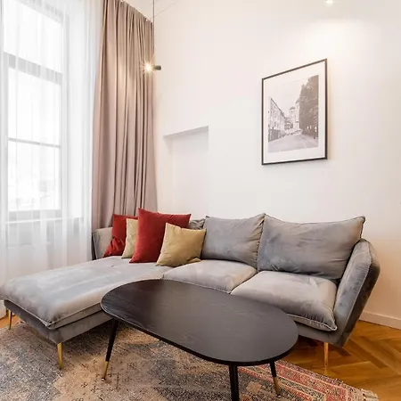 Owl Jazz - Luxury In The Heart Of The Apartment